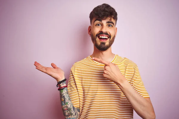 Joven Hombre Con Tatuaje Vistiendo Camiseta Rayas Amarillas Pie Sobre —  Fotos de Stock