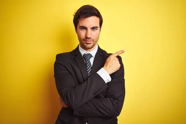 Joven Hombre Negocios Guapo Con Traje Corbata Pie Sobre Fondo —  Fotos de Stock