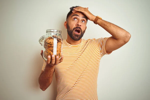 Jonge Indiaanse Man Met Een Pot Koekjes Geïsoleerde Witte Achtergrond — Stockfoto