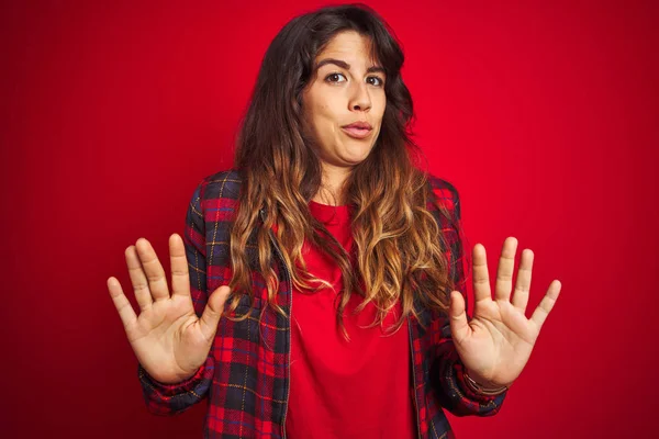 Jovem Mulher Bonita Vestindo Jaqueta Casual Sobre Fundo Isolado Vermelho — Fotografia de Stock