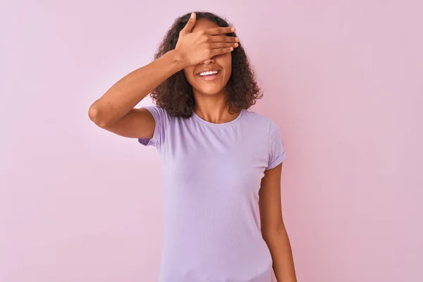 Ung Brasiliansk Kvinna Klädd Shirt Stående Över Isolerad Rosa Bakgrund — Stockfoto