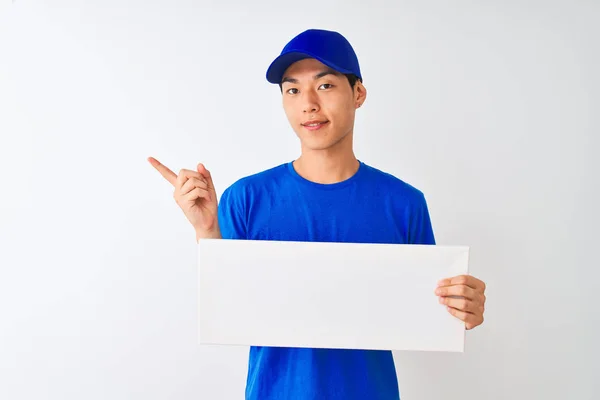 Chinesischer Lieferant Mit Mütze Und Banner Auf Isoliertem Weißem Hintergrund — Stockfoto