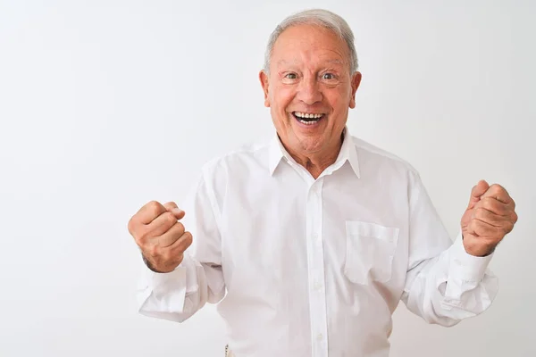 Ein Älterer Grauhaariger Mann Elegantem Hemd Steht Vor Isoliertem Weißen — Stockfoto