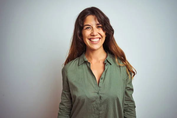 Mujer Hermosa Joven Con Camisa Verde Pie Sobre Fondo Gris —  Fotos de Stock