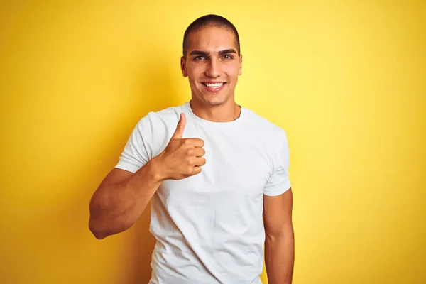 Jeune Homme Caucasien Portant Shirt Blanc Décontracté Sur Fond Jaune — Photo