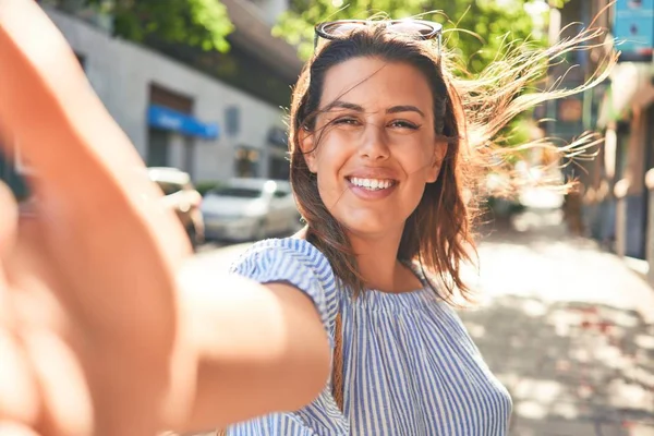 Jovem Mulher Bonita Sorrindo Feliz Andando Nas Ruas Cidade Dia — Fotografia de Stock