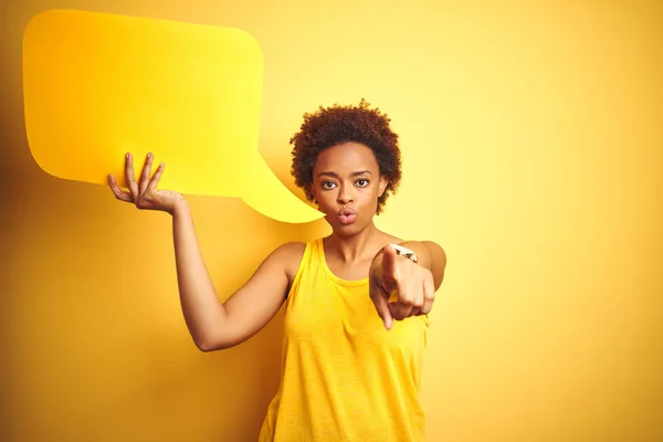 Jonge Afro Amerikaanse Vrouw Met Spraakballon Gele Geïsoleerde Achtergrond Die — Stockfoto