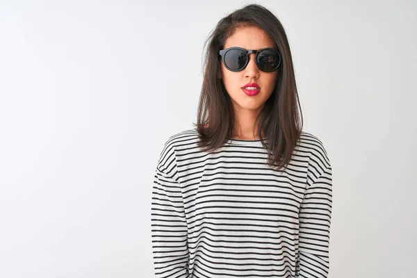 Kinesisk Kvinna Bär Randig Shirt Och Solglasögon Står Över Isolerad — Stockfoto