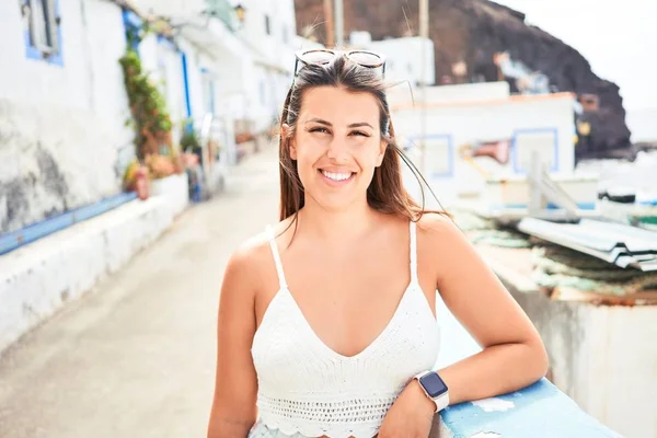 Giovane Bella Donna Sul Villaggio Romatico Piedi Sulla Strada Della — Foto Stock