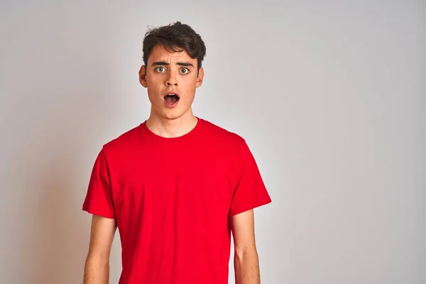 Adolescente Niño Vistiendo Camiseta Roja Sobre Fondo Blanco Aislado Miedo —  Fotos de Stock