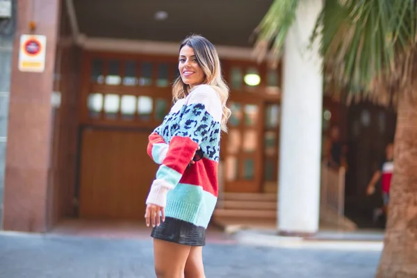 Giovane Bella Donna Sorridente Felice Fiducioso Piedi Passeggiando Città — Foto Stock