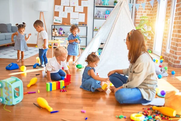 Belo Professor Grupo Crianças Brincando Torno Lotes Brinquedos Jardim Infância — Fotografia de Stock