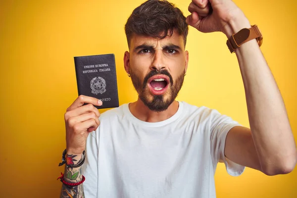 Jovem Com Tatuagem Vestindo Itália Passaporte Italiano Sobre Fundo Amarelo — Fotografia de Stock