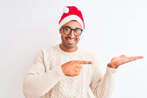 Joven Hombre Guapo Con Sombrero Navidad Gafas Sobre Fondo Aislado — Foto de Stock