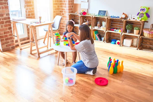 Bella Insegnante Bambina Che Gioca Con Blocchi Costruzione Bulding Torre — Foto Stock