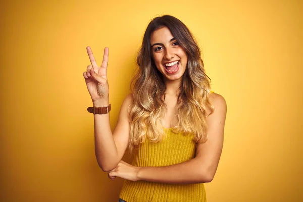 Jovem Mulher Bonita Vestindo Camiseta Sobre Fundo Isolado Amarelo Sorrindo — Fotografia de Stock