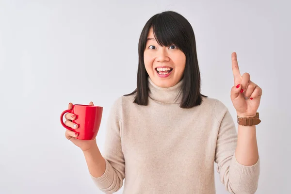 Jonge Mooie Chinese Vrouw Drinken Rode Kop Koffie Geïsoleerde Witte — Stockfoto