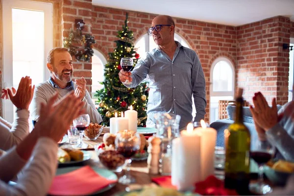 Familia Amigos Cenando Casa Celebrando Víspera Navidad Con Comida Tradicional —  Fotos de Stock