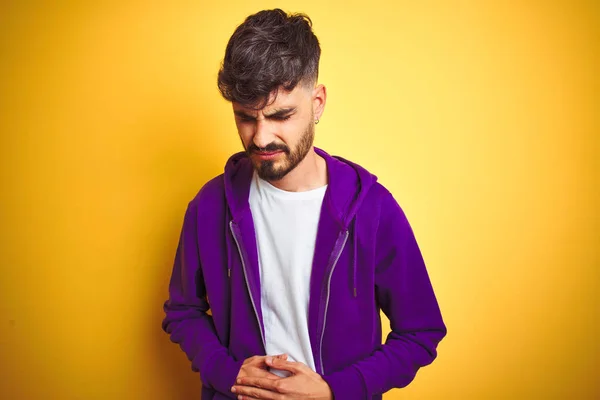 Hombre Joven Con Tatuaje Que Usa Sudadera Deportiva Color Púrpura — Foto de Stock