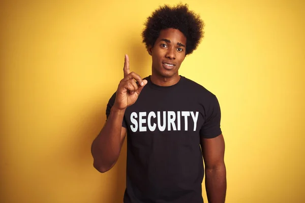 Homem Salvaguarda Americano Com Cabelo Afro Vestindo Uniforme Segurança Sobre — Fotografia de Stock