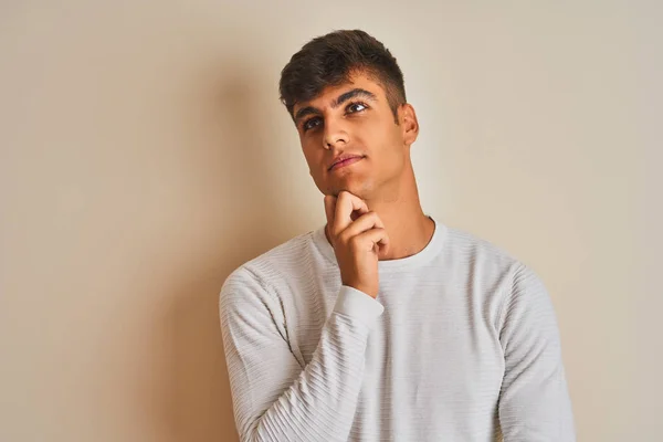 Jonge Indiaanse Man Met Een Trui Een Geïsoleerde Witte Achtergrond — Stockfoto