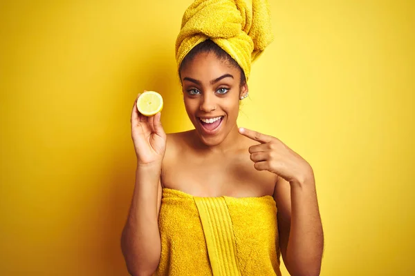 Afro Mujer Usando Toalla Después Ducha Sosteniendo Rodaja Limón Sobre —  Fotos de Stock