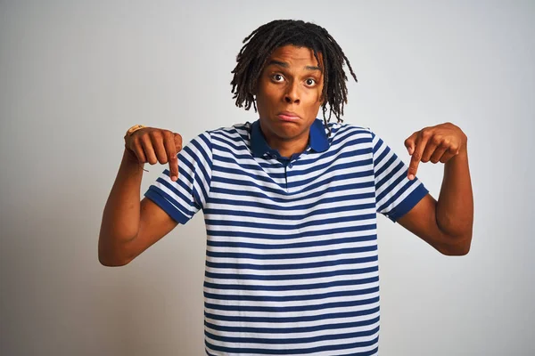 Homem Afro Com Dreadlocks Vestindo Pólo Azul Listrado Sobre Fundo — Fotografia de Stock