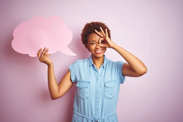 Jong Afrikaans Amerikaans Vrouw Houden Spraak Zeepbel Roze Geïsoleerde Achtergrond — Stockfoto