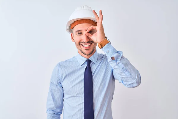 Jonge Zakenman Draagt Aannemer Veiligheidshelm Geïsoleerde Achtergrond Doet Gebaar Met — Stockfoto