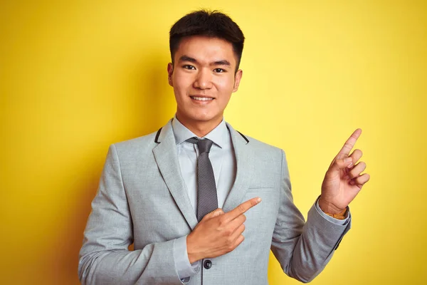 Ázsiai Kínai Üzletember Öltönyben Nyakkendőben Áll Elszigetelt Sárga Háttér Felett — Stock Fotó