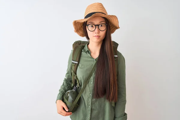 Chinês Caminhante Mulher Vestindo Canteen Chapéu Óculos Mochila Sobre Fundo — Fotografia de Stock