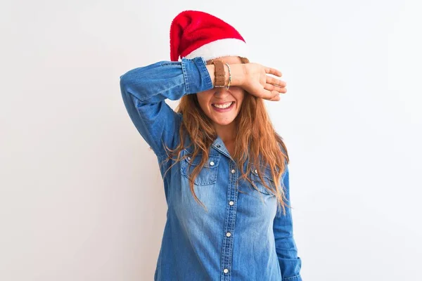 Jonge Mooie Roodharige Vrouw Draagt Kerstmuts Geïsoleerde Achtergrond Bedekken Ogen — Stockfoto