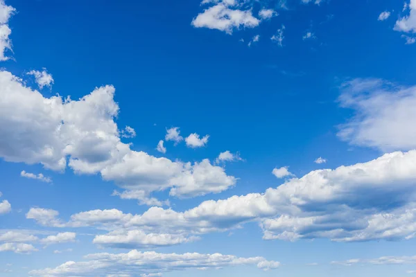 Ciel Bleu Par Une Journée Ensoleillée Avec Des Nuages Duveteux — Photo