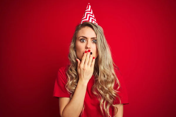 Joven Hermosa Mujer Con Sombrero Jalá Sobre Fondo Aislado Rojo —  Fotos de Stock