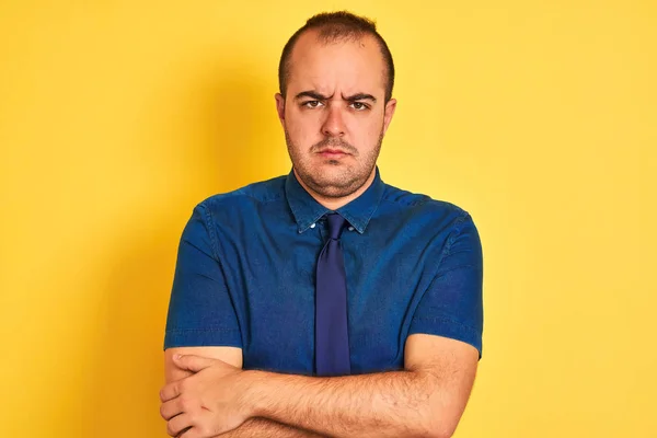 Jovem Empresário Vestindo Camisa Casual Jeans Gravata Sobre Fundo Amarelo — Fotografia de Stock