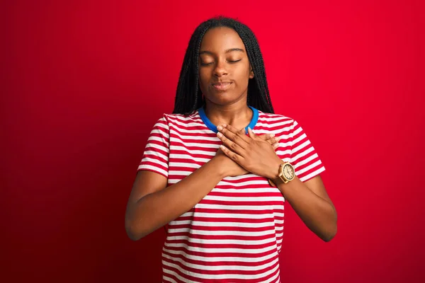 Молодая Африканская Американка Полосатой Футболке Стоящая Изолированном Красном Фоне Улыбаясь — стоковое фото