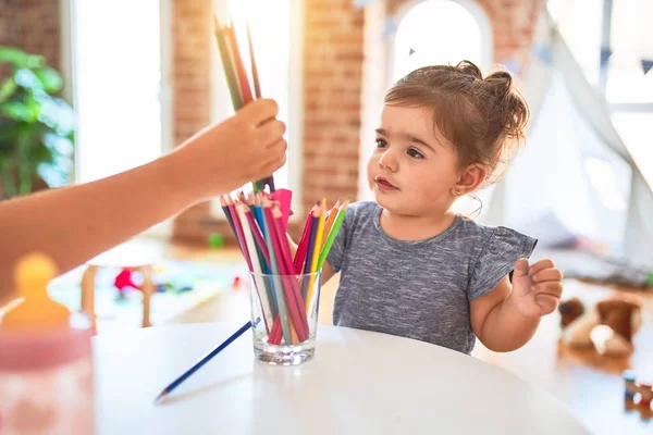 Prachtige Peuter Staand Met Gekleurde Potloden Kleuterschool — Stockfoto