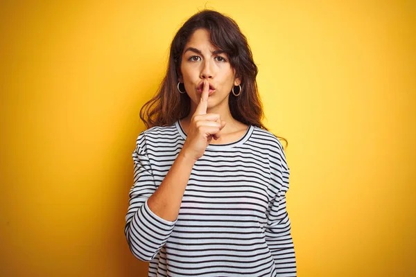 Mulher Bonita Jovem Vestindo Listras Shirt Sobre Fundo Isolado Yelllow — Fotografia de Stock