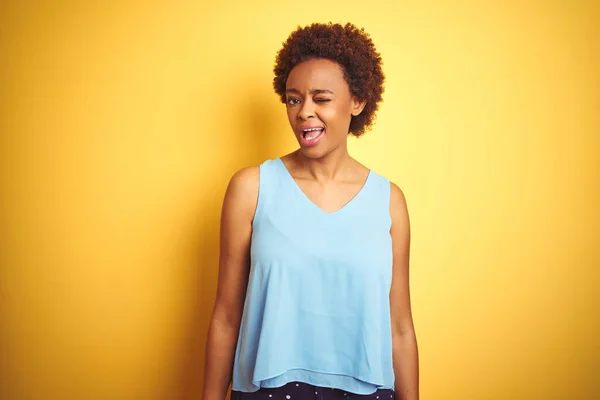 Mooie Afrikaans Amerikaanse Vrouw Dragen Elegante Shirt Geïsoleerde Gele Achtergrond — Stockfoto