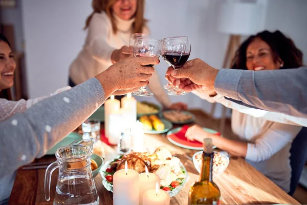 Aile Arkadaşlar Geleneksel Yemek Dekorasyonla Noel Arifesini Evde Kutluyor Bir — Stok fotoğraf