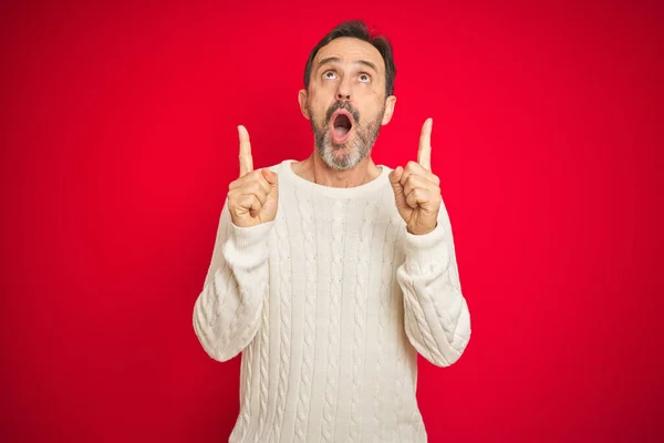 Bello Uomo Anziano Mezza Età Con Capelli Grigi Sfondo Rosso — Foto Stock