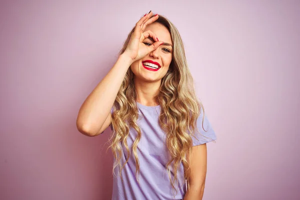 Jovem Bela Mulher Vestindo Roxo Shirt Sobre Rosa Isolado Fundo — Fotografia de Stock