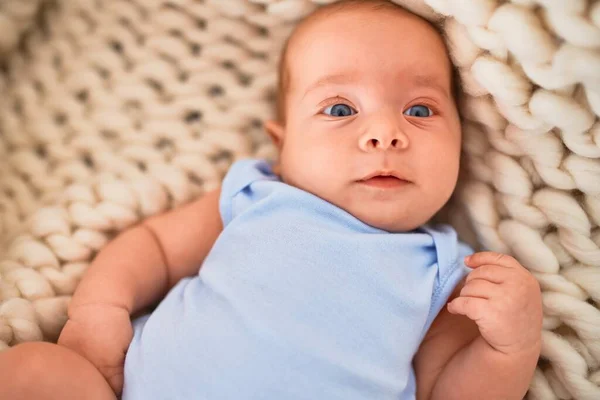 Evdeki Battaniyenin Üzerinde Kanepeye Uzanmış Sevimli Bir Bebek Yeni Doğmuş — Stok fotoğraf