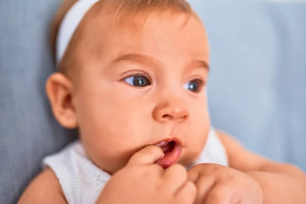 Schattige Baby Liggend Bank Thuis Pasgeboren Ontspannen Rusten Comfortabel — Stockfoto