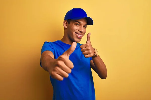 Jonge Knappe Arabische Bezorger Die Geïsoleerde Gele Achtergrond Staat Positief — Stockfoto