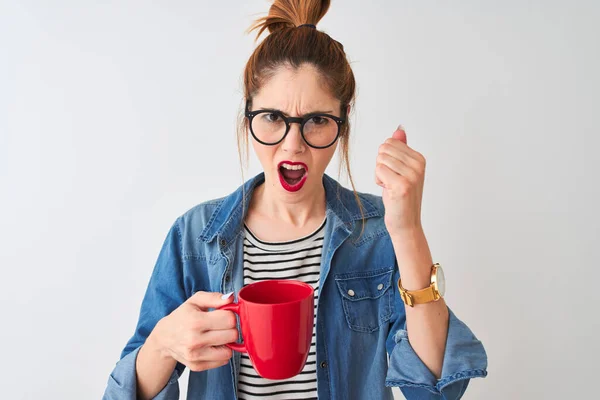 Νεαρή Όμορφη Κοκκινομάλλα Γυναίκα Πίνοντας Καφέ Απομονωμένο Λευκό Φόντο Ενοχλημένη — Φωτογραφία Αρχείου