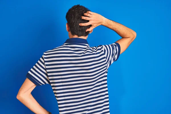 Teenager Junge Lässigem Shirt Steht Über Blauem Hintergrund Und Denkt — Stockfoto