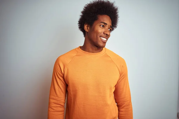 Junger Amerikanischer Mann Mit Afrohaaren Orangefarbenem Pullover Über Isoliertem Weißem — Stockfoto
