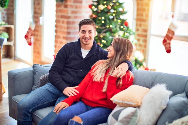 Jovem Casal Bonito Sorrindo Feliz Confiante Sentado Sofá Abraçando Árvore — Fotografia de Stock