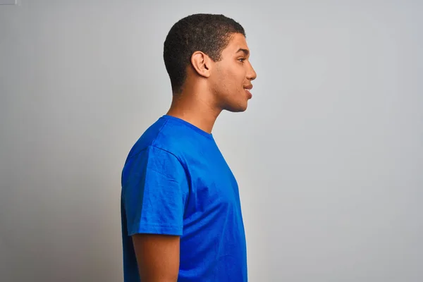 Joven Hombre Árabe Guapo Usando Camiseta Azul Pie Sobre Fondo —  Fotos de Stock